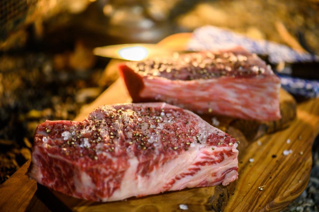福岡の焼肉など展開するバクロミートのサーロインと、モモ肉