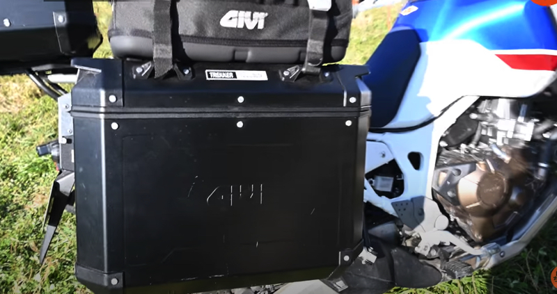 GIVI サイドケース 37L 左右セット ブラック　アルミ製の写真
