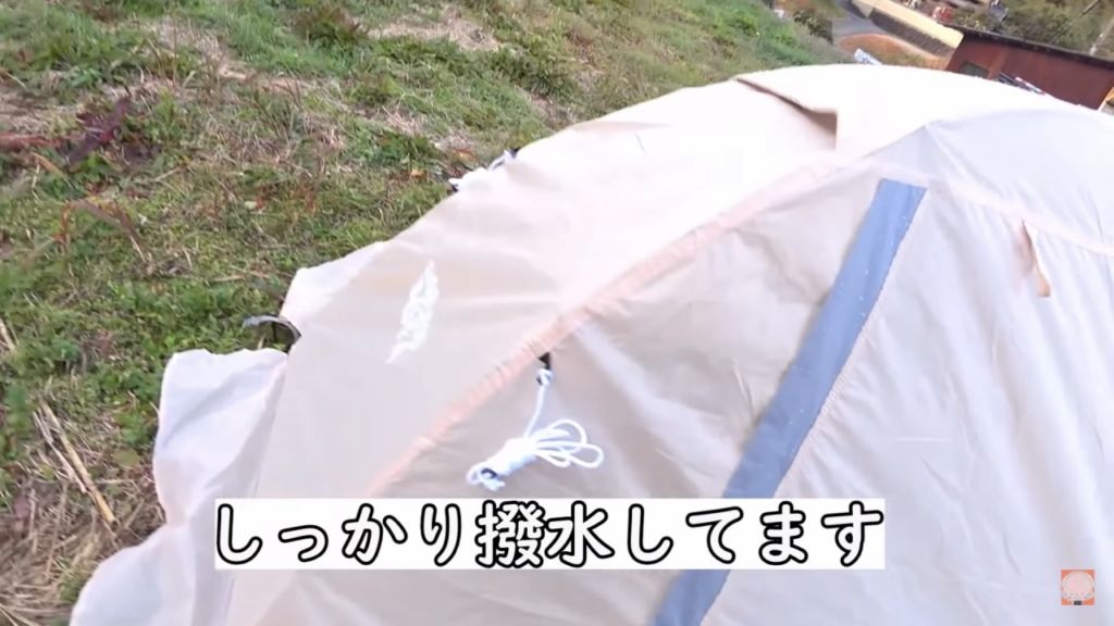 タンスのゲンのコット用テントをレビューする尾上祐一郎さん