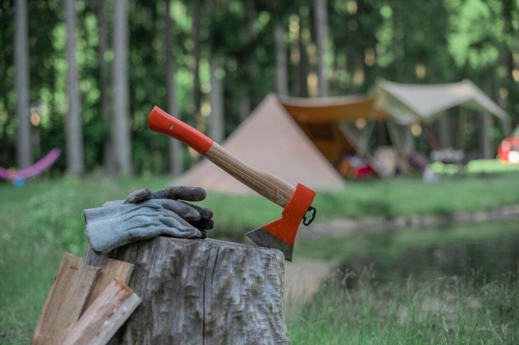 キャンプ用の斧おすすめ7選！選び方や注意点、手入れ方法を解説 