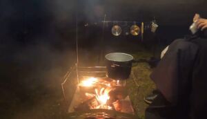 焚き火台マクライトで焚き火調理、スープ作成