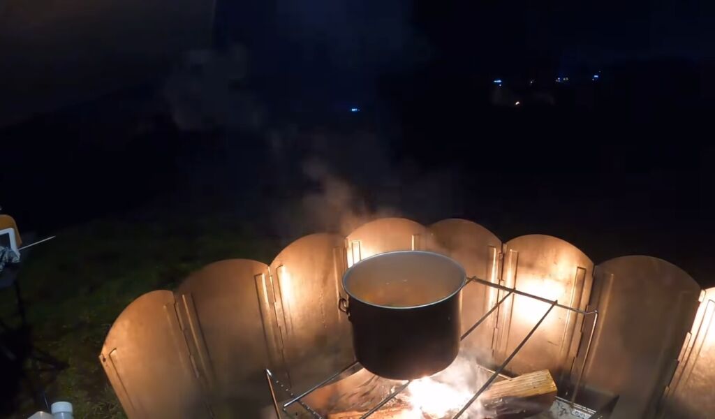 焚き火台調理スープ完成