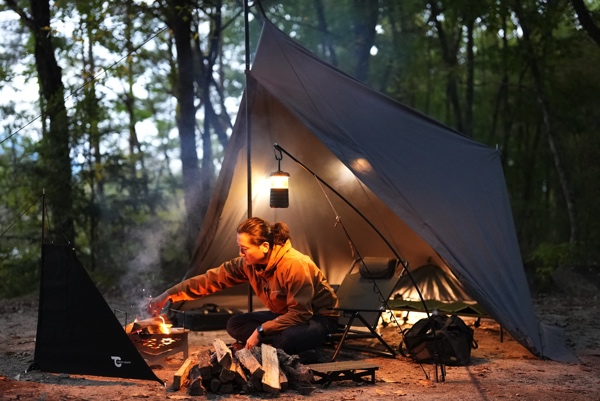 TOKYO CRAFTSのダイヤフォートでキャンプをする男性