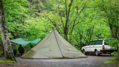 【キャンプ道具17選】雨キャンプを楽しむご夫婦キャンパーさんを取材！こだわりのキャンプギアにヒルバーグタープもご紹介！